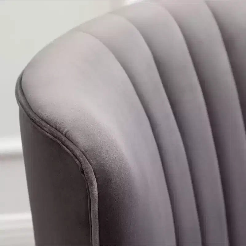 Poltrona moderna in velluto con rivestimento morbido e cuscini profondi, elegante con gambe in legno massello, per soggiorno e sala lettura