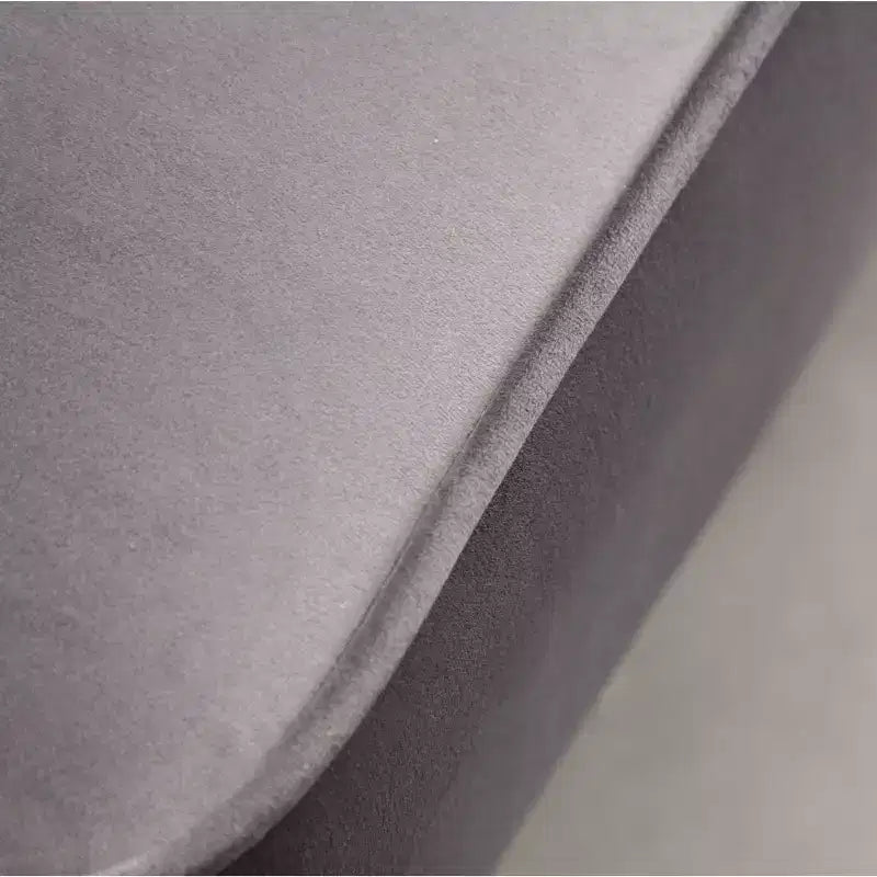 Poltrona moderna in velluto con rivestimento morbido e cuscini profondi, elegante con gambe in legno massello, per soggiorno e sala lettura