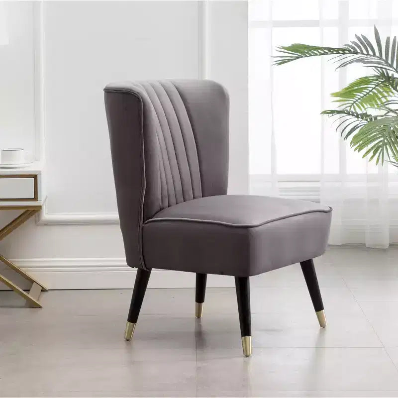 Poltrona moderna in velluto con rivestimento morbido e cuscini profondi, elegante con gambe in legno massello, per soggiorno e sala lettura