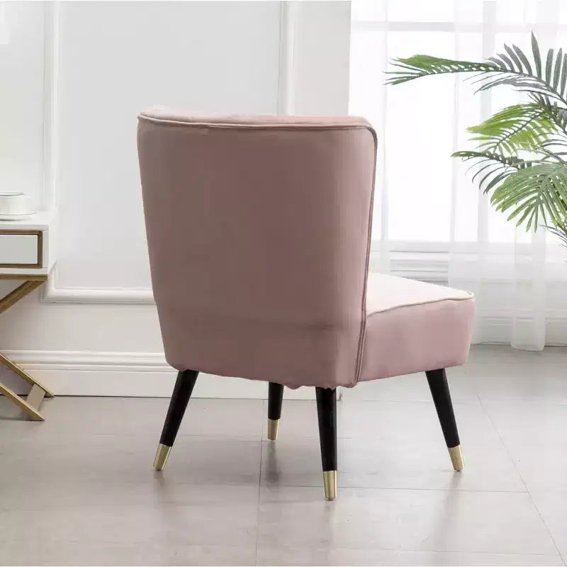 Poltrona moderna in velluto con rivestimento morbido e cuscini profondi, elegante con gambe in legno massello, per soggiorno e sala lettura