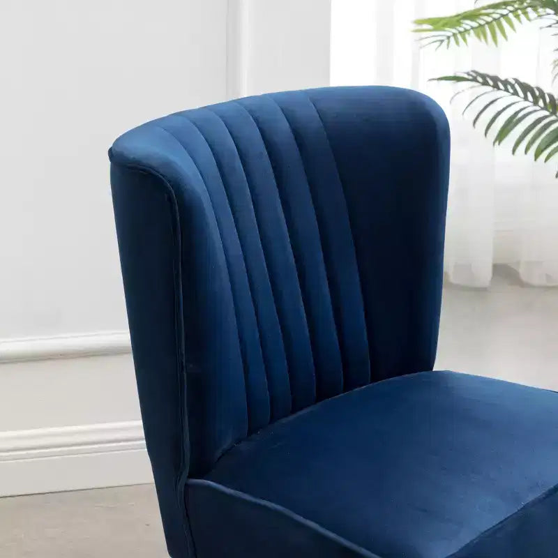 Poltrona moderna in velluto con rivestimento morbido e cuscini profondi, elegante con gambe in legno massello, per soggiorno e sala lettura