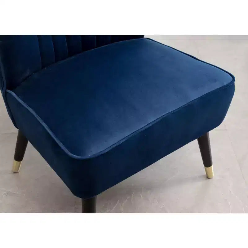 Poltrona moderna in velluto con rivestimento morbido e cuscini profondi, elegante con gambe in legno massello, per soggiorno e sala lettura