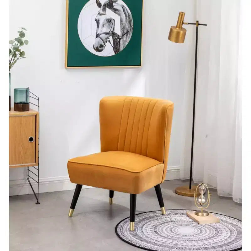 Poltrona moderna in velluto con rivestimento morbido e cuscini profondi, elegante con gambe in legno massello, per soggiorno e sala lettura