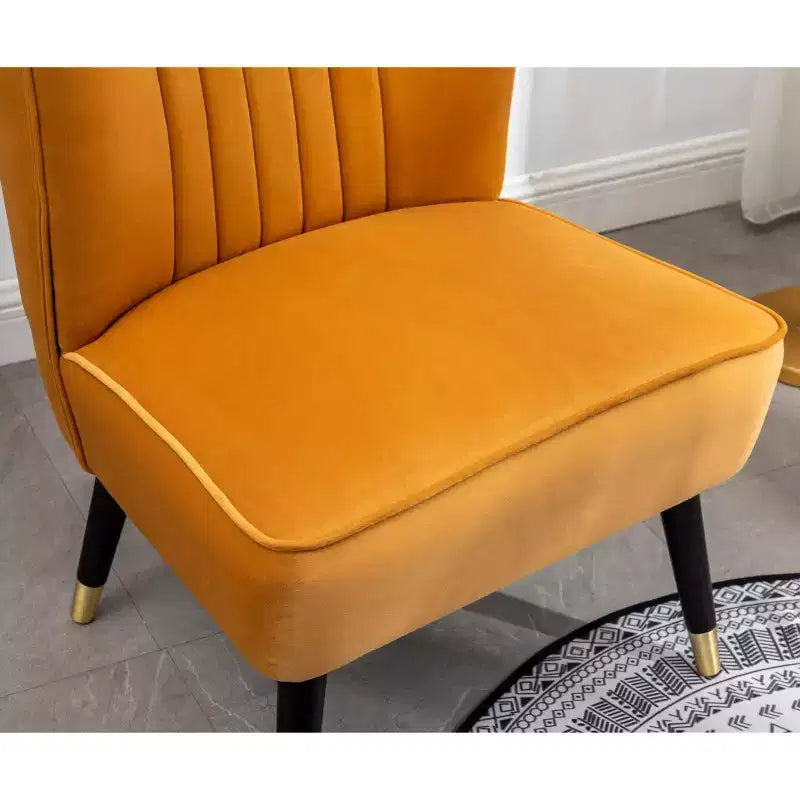 Poltrona moderna in velluto con rivestimento morbido e cuscini profondi, elegante con gambe in legno massello, per soggiorno e sala lettura