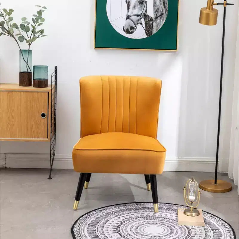 Poltrona moderna in velluto con rivestimento morbido e cuscini profondi, elegante con gambe in legno massello, per soggiorno e sala lettura