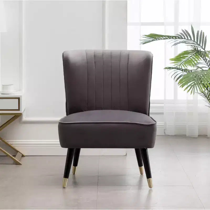 Poltrona moderna in velluto con rivestimento morbido e cuscini profondi, elegante con gambe in legno massello, per soggiorno e sala lettura
