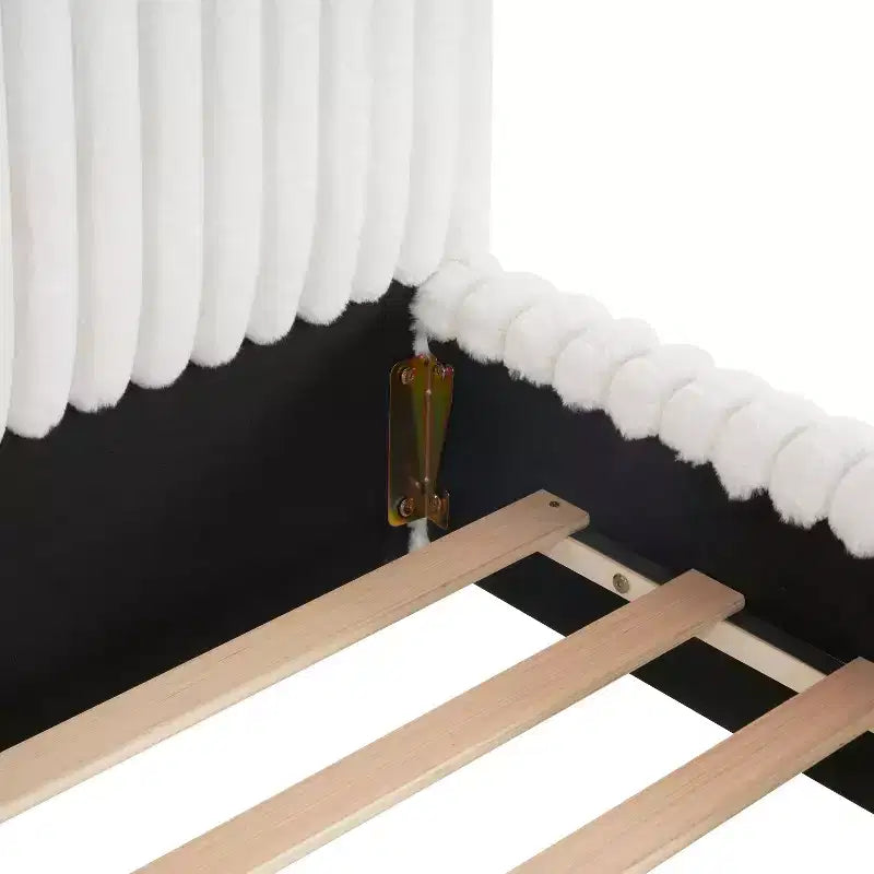 Struttura letto sospesa in bouclé bianco con striscia LED, angoli antiurto e design rialzato facile da pulire per camere da letto moderne, matrimoniale