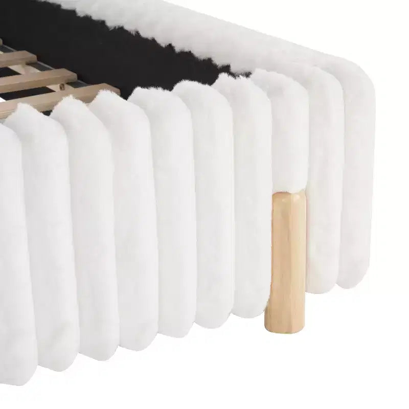 Struttura letto sospesa in bouclé bianco con striscia LED, angoli antiurto e design rialzato facile da pulire per camere da letto moderne, matrimoniale