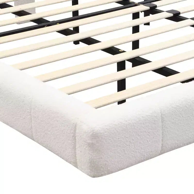 Struttura letto sospesa in bouclé bianco con striscia LED, angoli antiurto e design rialzato facile da pulire per camere da letto moderne, matrimoniale